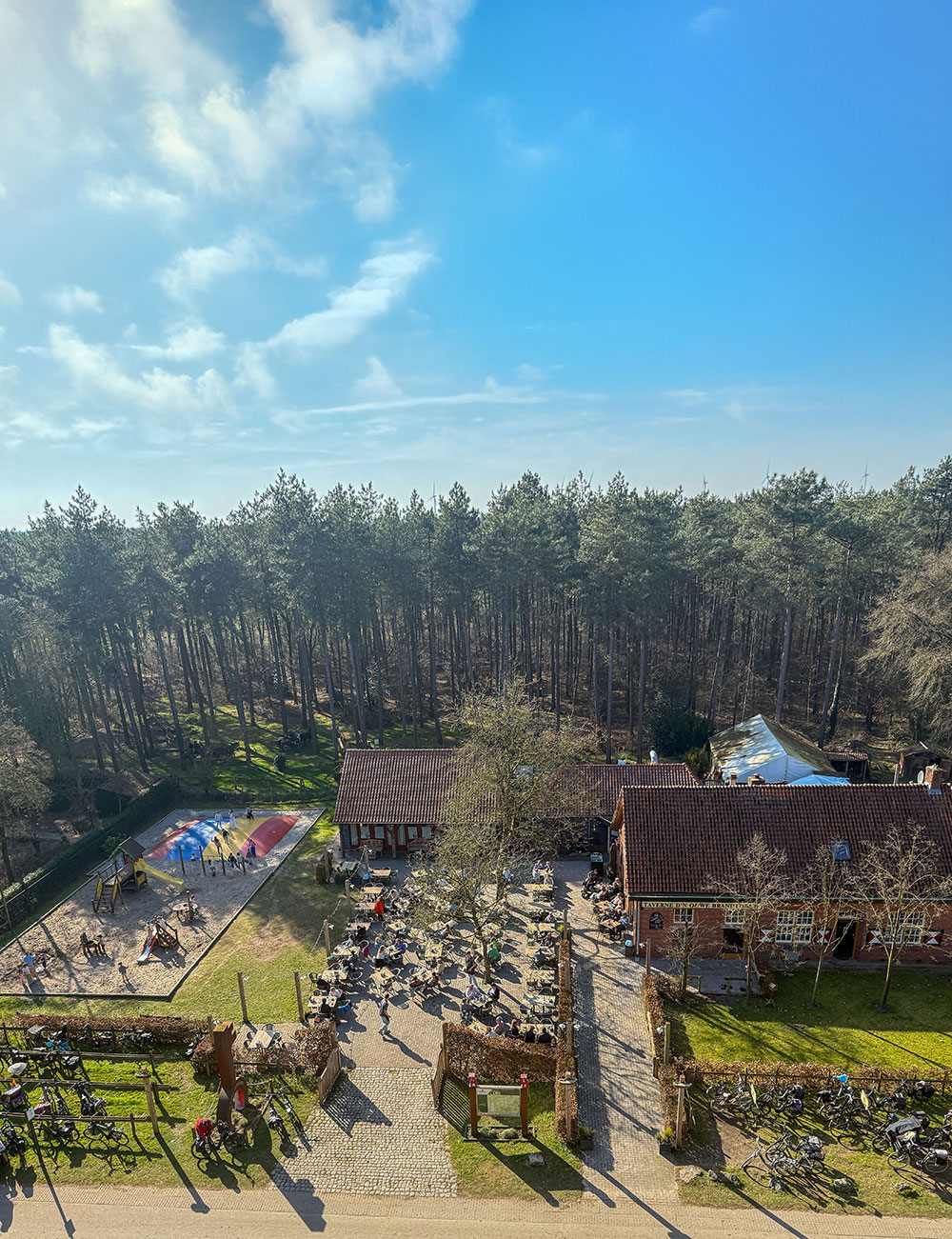 Luftaufnahme der Waldterrasse an der Oude Brandtoren in Reusel, mit großzügigen Sitzgelegenheiten mitten im Wald.