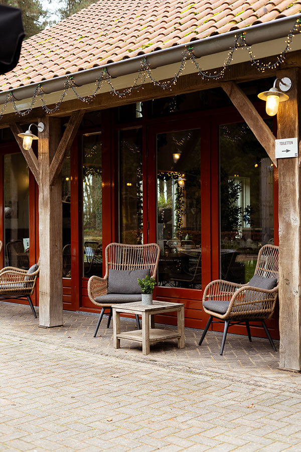 Luchtfoto van het bosterras bij De Oude Brandtoren in Reusel, met ruime zitplaatsen midden in het bos