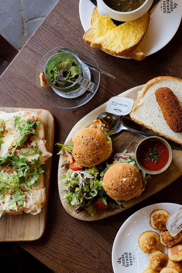 Luchtfoto van het bosterras bij De Oude Brandtoren in Reusel, met ruime zitplaatsen midden in het bos