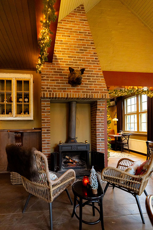 gezellig interieur van de Taverne bij De Oude Brandtoren in Reusel met warme sfeer en open keuken