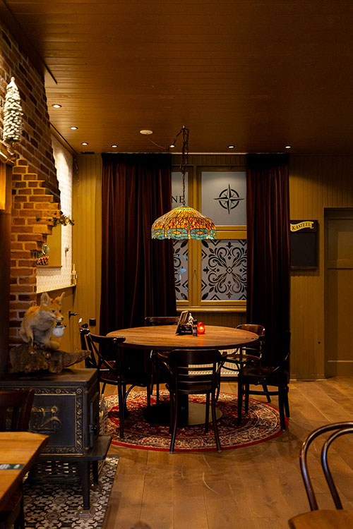 gezellig interieur van de Taverne bij De Oude Brandtoren in Reusel met warme sfeer en open keuken