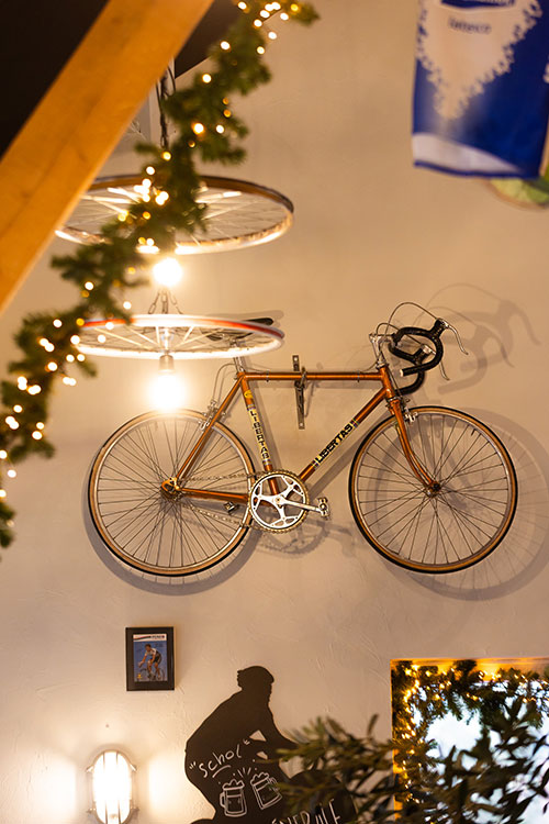 t Velootje fietscafé bij De Oude Brandtoren in Reusel met open keuken en wielersportdecor