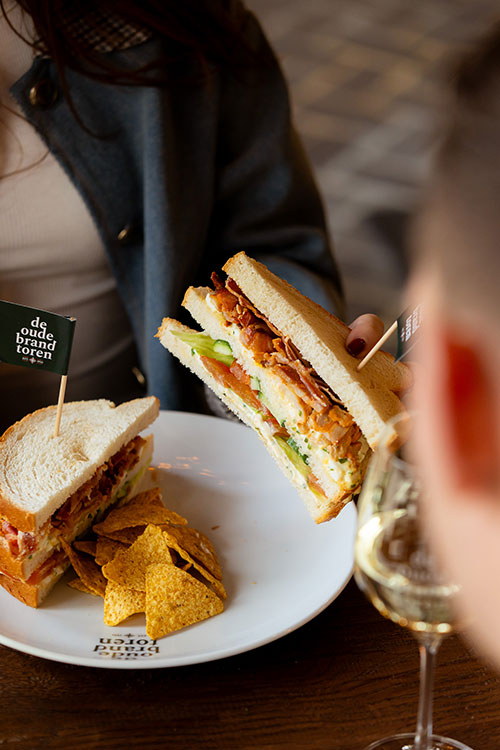 t Velootje fietscafé bij De Oude Brandtoren in Reusel met open keuken en wielersportdecor