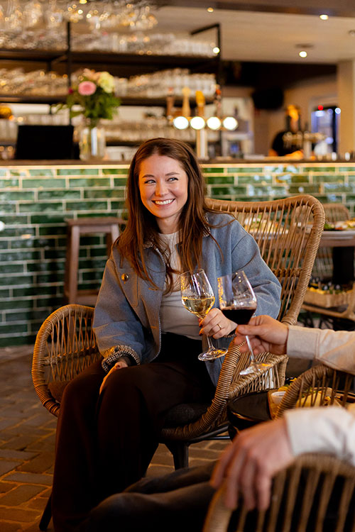 t Velootje fietscafé bij De Oude Brandtoren in Reusel met open keuken en wielersportdecor