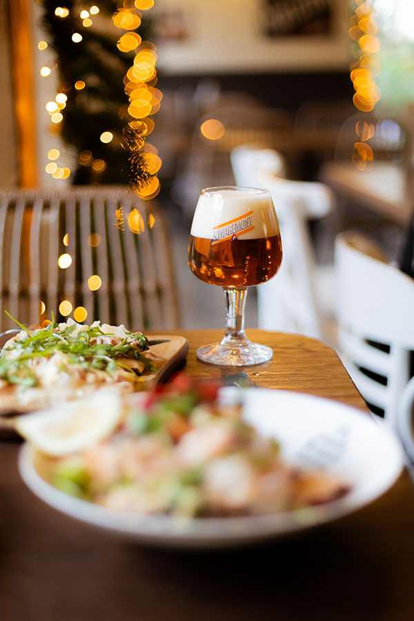 t Velootje fietscafé bij De Oude Brandtoren in Reusel met open keuken en wielersportdecor