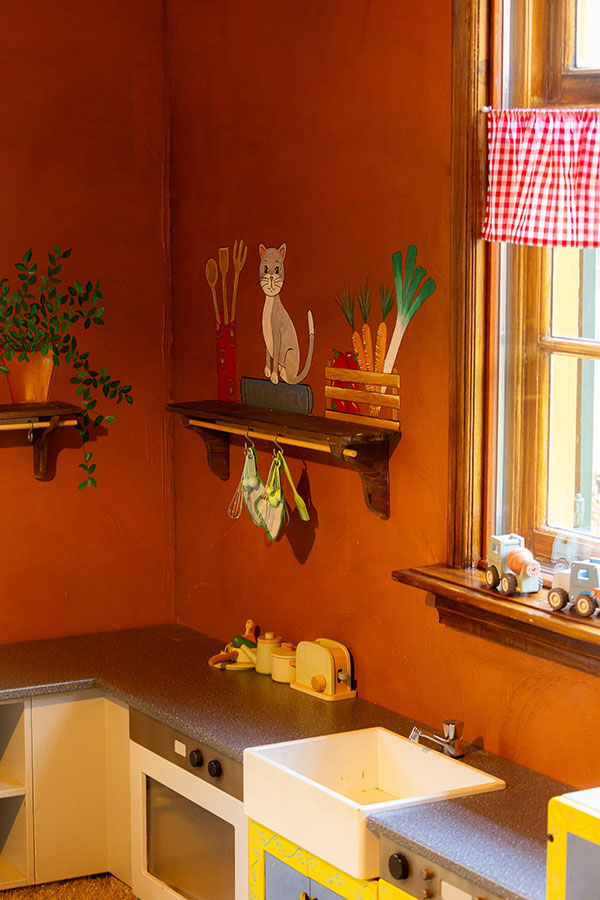 Kinderen spelen bij De Oude Brandtoren in Reusel, binnen en buiten in een bosrijke omgeving