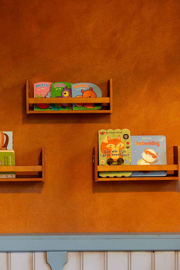 Kinderen spelen bij De Oude Brandtoren in Reusel, binnen en buiten in een bosrijke omgeving