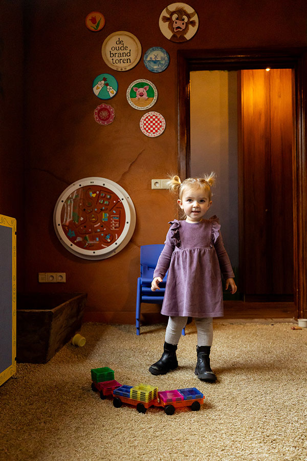 Kinderen spelen bij De Oude Brandtoren in Reusel, binnen en buiten in een bosrijke omgeving