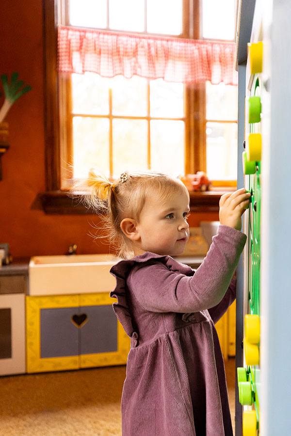 Kinderen spelen bij De Oude Brandtoren in Reusel, binnen en buiten in een bosrijke omgeving