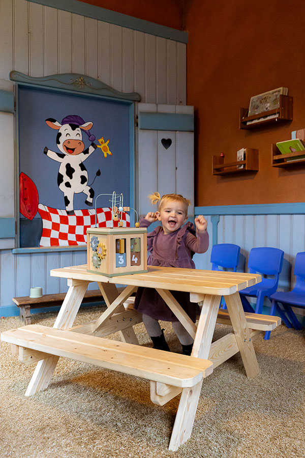 Kinderen spelen bij De Oude Brandtoren in Reusel, binnen en buiten in een bosrijke omgeving
